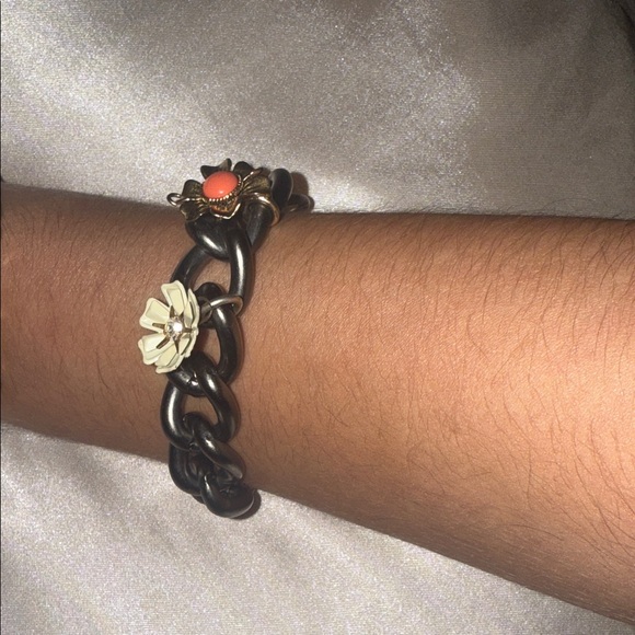 Vintage Y2K Juicy Couture Gold and Black Floral Charm Bracelet - Picture 5 of 6